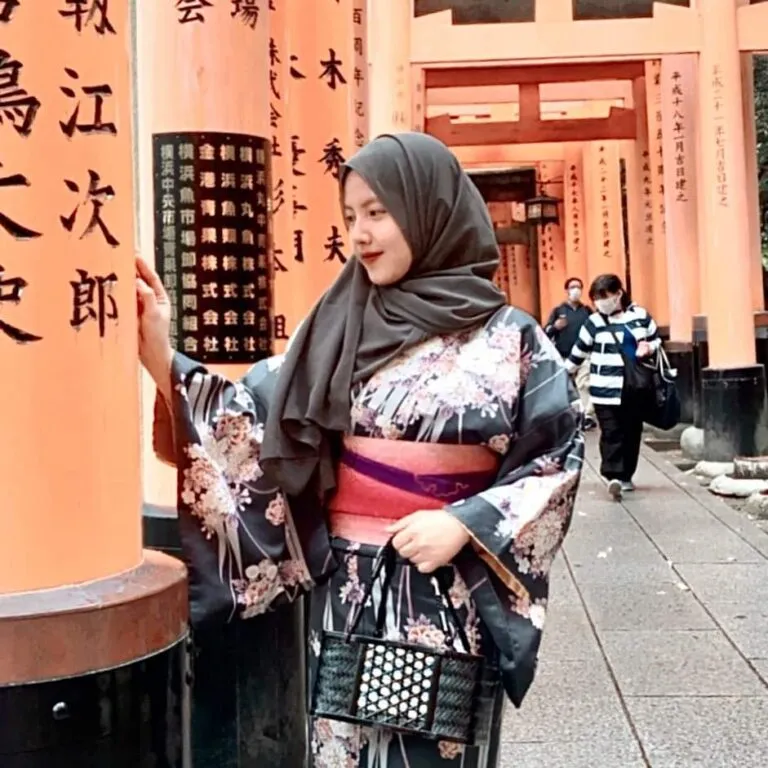 Peserta di Torii Jepang